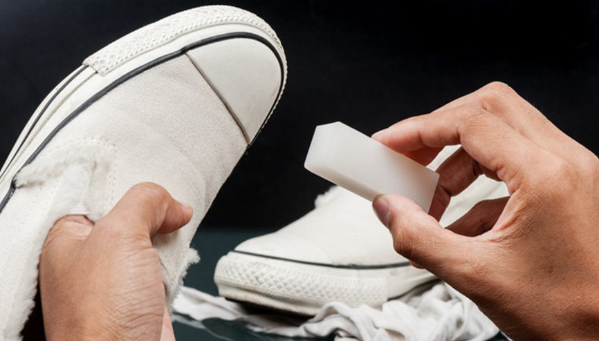 Beyaz ayakkabıyı bir çırpıda ilk günkü gibi yapıyor... İşte, sararan beyaz ayakkabıları beyazlatma yöntemi