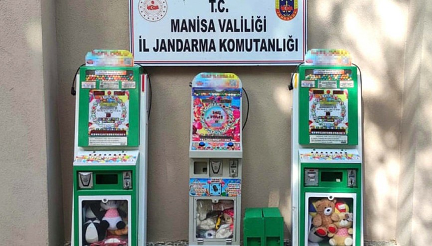 Manisada kumar makinelerine sakız makinesi görünümü vermişler Uzaktan kumandayla yönetiliyormuş Manisada kumar makinelerine sakız makinesi görünümü vermişler Uzaktan kumandayla yönetiliyormuş