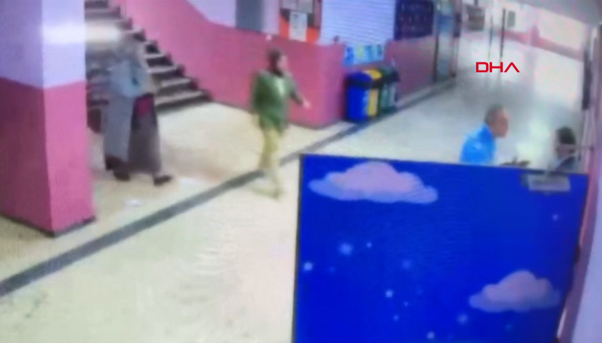 Çılgına dönen veli, okulu birbirine kattı O anlar kamerada