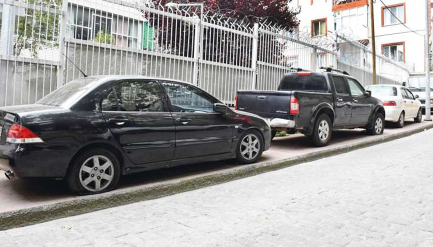 Kaldırıma park edenlerin lastikleri bıçaklandı