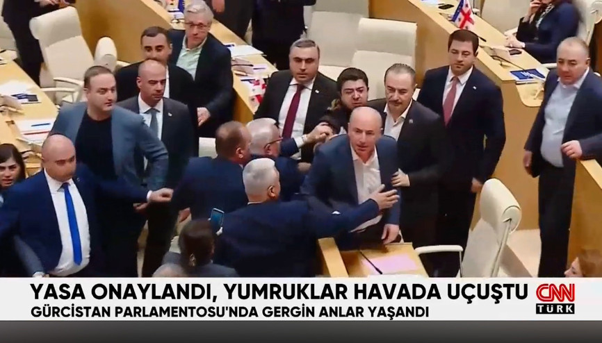 Gürcistan parlamentosunda yumruklu kavga