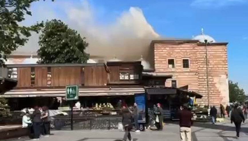 Tarihi Mısır Çarşısında korkutan yangın Yapıda önemli hasar yok