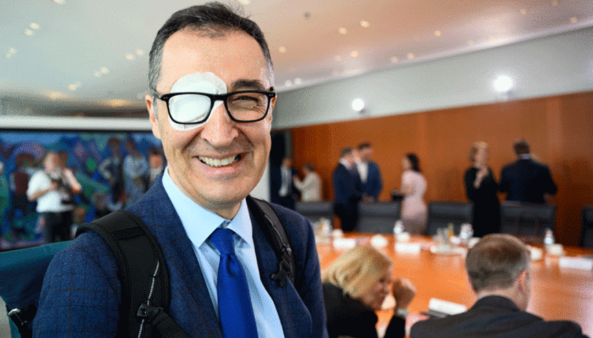 Gözünde bantla toplantıya katıldı