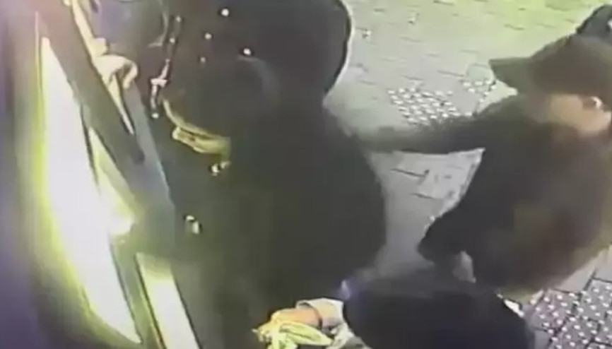 ATMden para çeken turistleri yardım etme bahanesiyle dolandıran 3 şüpheli kamerada