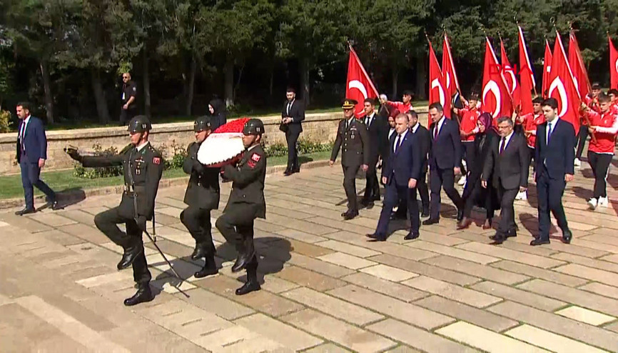 Bakan Bak, 19 Mayısta Temsilci Gençler ve sporcularla birlikte Anıtkabiri ziyaret etti