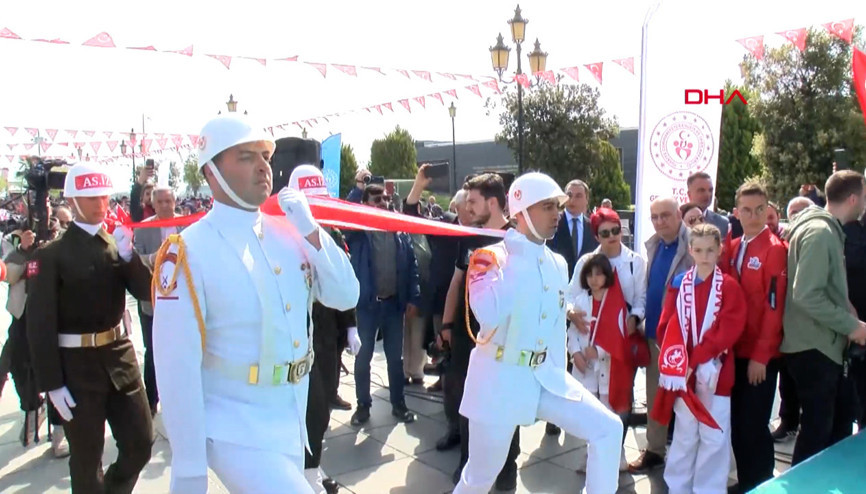 Atatürkü temsil eden Türk Bayrağı Samsunda karaya çıkarıldı