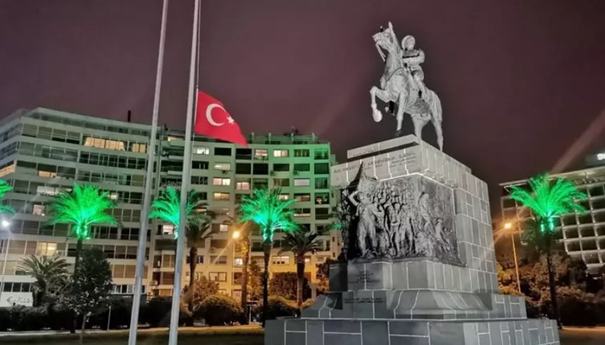 Bayraklar neden bugün yarıya indirildi Bayrakların yarıya indirilmesi ne anlama geliyor İşte cevabı