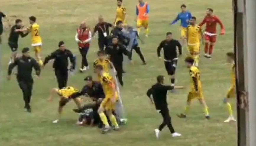 Tekme ve yumruklar havada uçuştu, 16 kırmızı kart çıktı