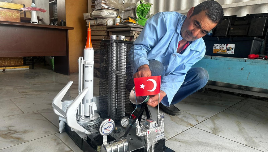 3 günde Alper Gezeravcı ve onu taşıyan uzay aracının minyatürünü yaptı