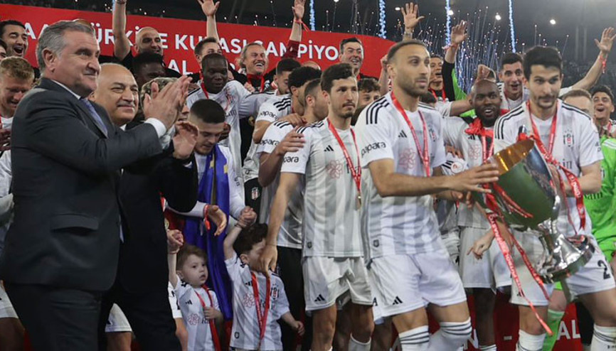 Bakan Baktan Beşiktaşa tebrik