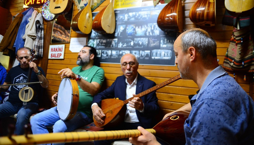 69 yıldır süren gelenek Aşıklar Kahvesinde, sadece saz çalınıp türkü söyleniyor