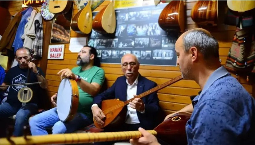 Masa oyunu ve sohbet yasak: Aşıklar Kahvesinde, 69 yıldır sadece saz çalınıp türkü söyleniyor