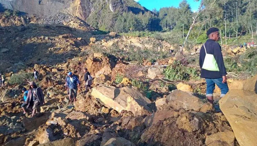 Papua Yeni Gine güne korkunç haberle başladı 100den fazla insan toprak altında kaldı...