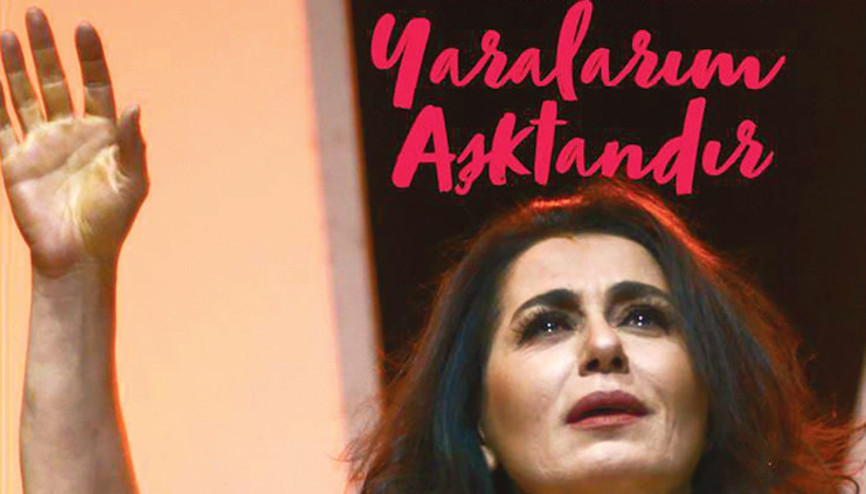 Furuğ Ferruhzad rolüyle sahnede