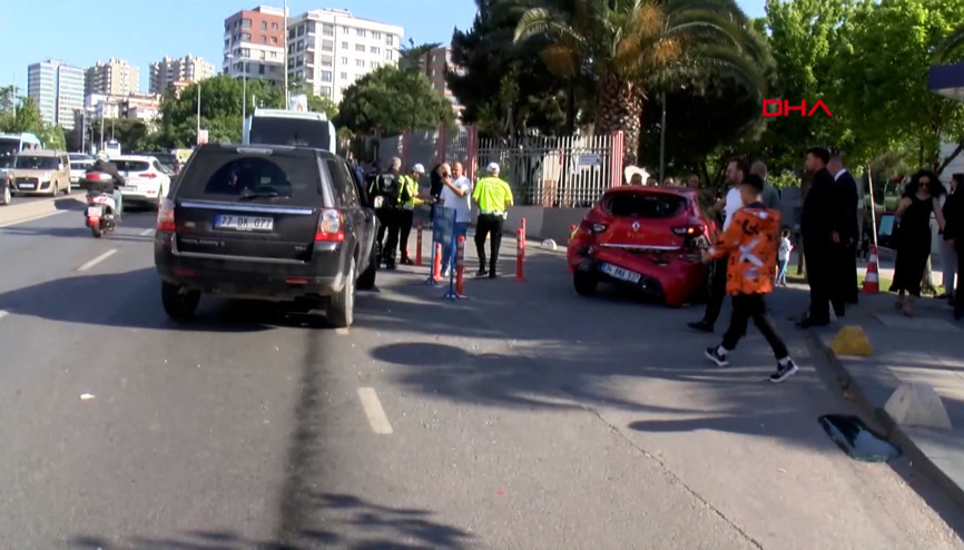 Kadıköy Evlendirme Dairesi önünde zincirleme kaza