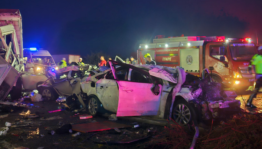 Son dakika... Mersinde feci kaza: 10 kişi hayatını kaybetti, 39 yaralı