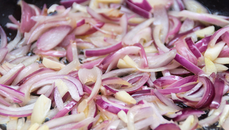 Bu hatayı hepimiz yapıyoruz Mutfakta yapılan bu yanlışlar yemeklerin tadını bozuyor