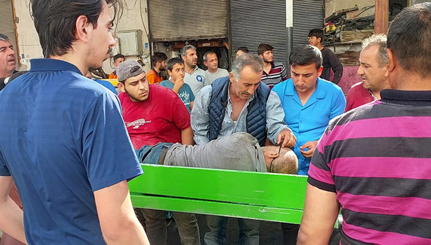 Kazada yaralanan adamı tabuta koyarak taşıdılar