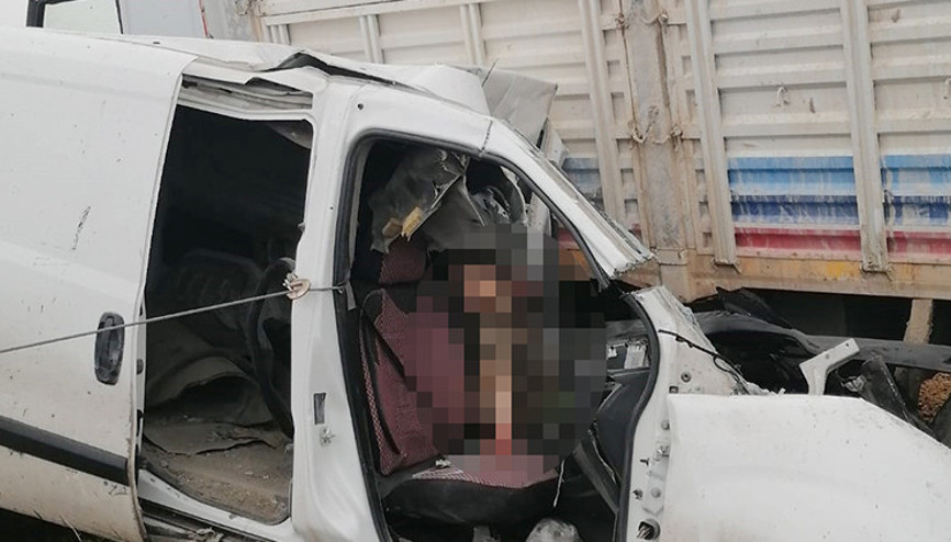 Bolvadinde iki araç kafa kafaya çarpıştı: 2 yaralı Bolvadinde iki araç kafa kafaya çarpıştı: 2 yaralı