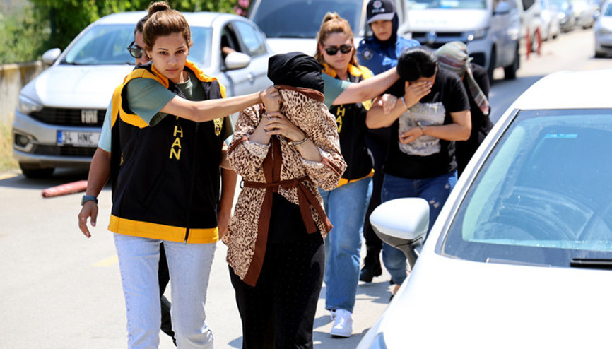 Adanada operasyon: Bahçesinde gömülü kalaşnikof bulundu Akrabam kız arkadaşıyla buluşmaya geldiğinde koymuştur dedi