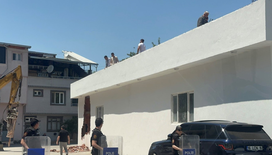 4 kez yıkılan bina 5. kez yıkılmak istenince bir daha yıkılmasın diye direndiler