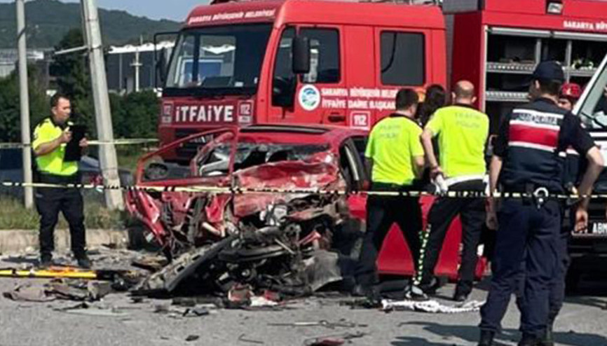 Sakarya’da feci kaza Hafriyat kamyonuyla çarpışan otomobil kağıt gibi ezildi: 2 ölü