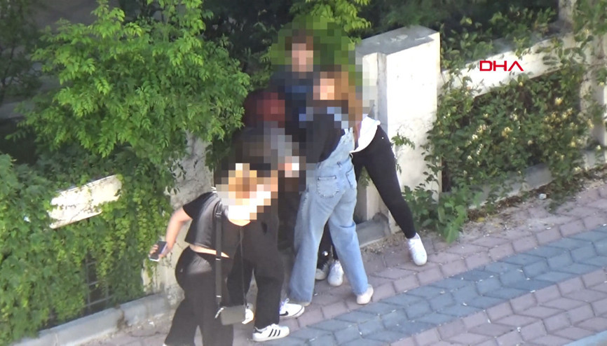 Sokak ortasında kız kavgası kamerada