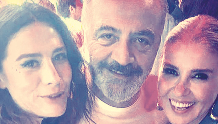 Belçim Bilgin, Yılmaz Erdoğan ve Gülben Ergenden doğum günü pozu