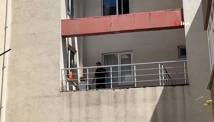 Öfkeli koca evi bastı: Karısının yanında yakaladığı adam balkondan atladı