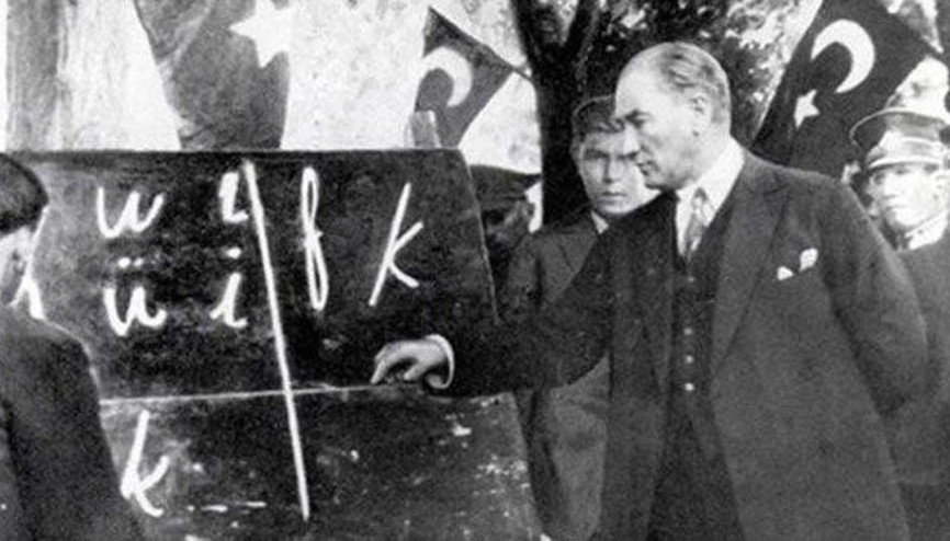 Atatürke başöğretmen unvanı ne zaman verildi 96. yıl öncesi geri sayım sürüyor İşte Atatürkün başöğretmen unvanını aldığı tarih Atatürke başöğretmen unvanı ne zaman verildi 96. yıl öncesi geri sayım sürüyor İşte Atatürkün başöğretmen unvanını aldığı tarih