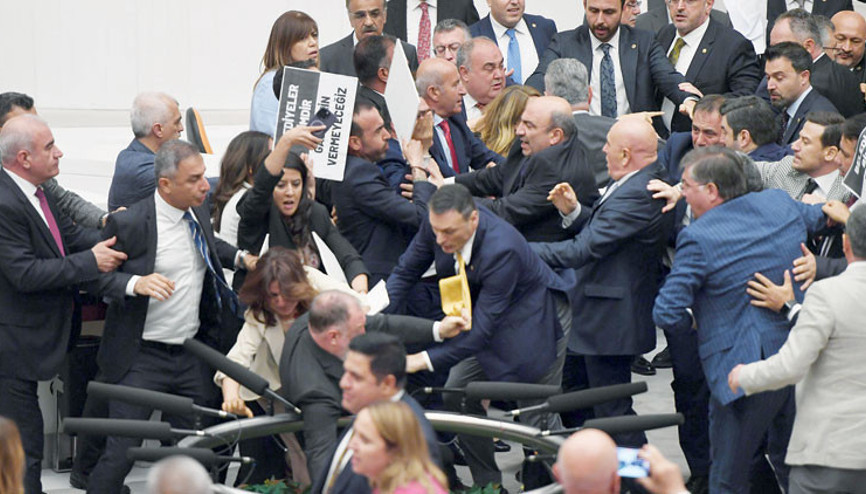 Genel Kurul’da Hakkâri arbedesi