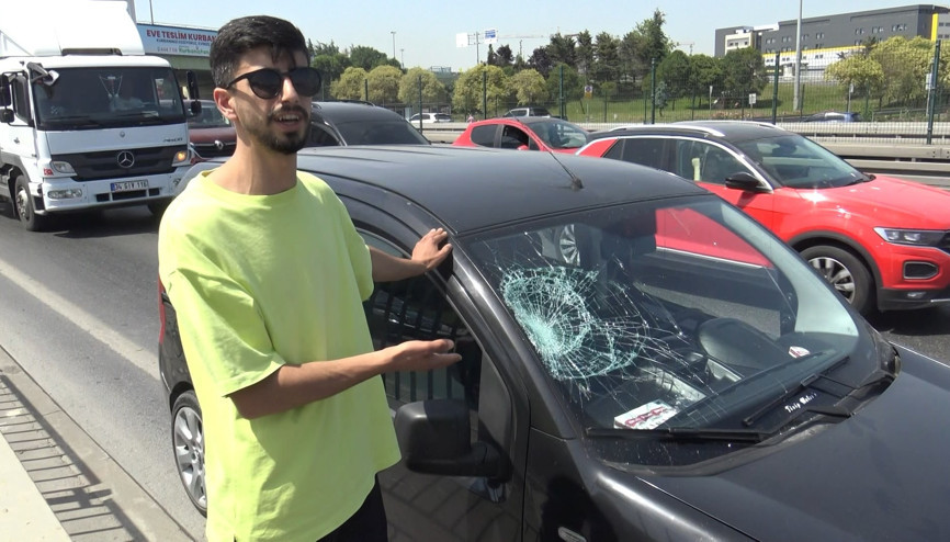 D-100de akılalmaz olay Otomobilin önünü kesip sopayla camını kırdı