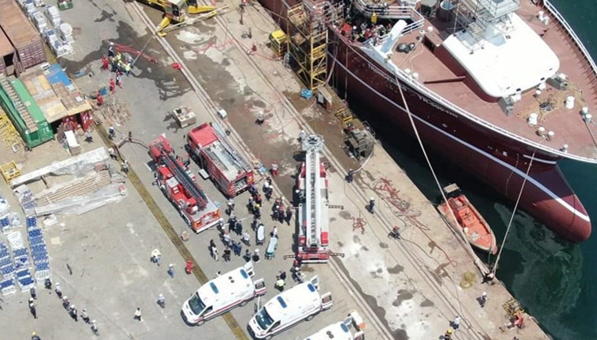 Kocaelide tersanedeki yangın... Dumandan etkilenen gemi çalışanı hayatını kaybetti Kocaelide tersanedeki yangın... Dumandan etkilenen gemi çalışanı hayatını kaybetti