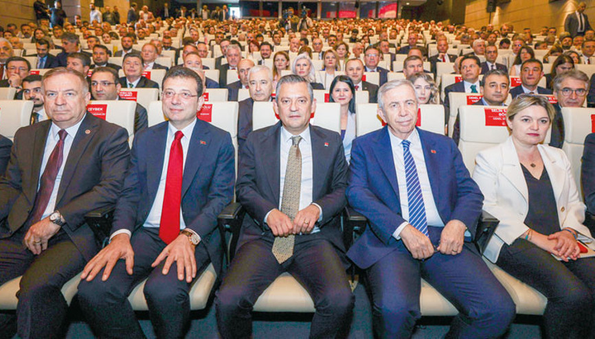 Özel’den başkanlara: Vatandaş ‘Hazır mı bunlar’ diye bakıyor