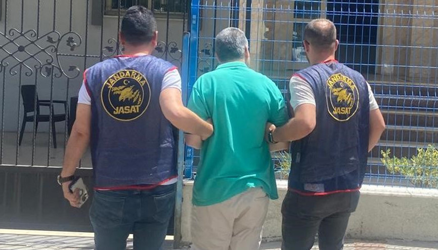 İzmirde 4 yıl 6 aydır aranan çocuk istismarı şüphelisi yakalandı İzmirde 4 yıl 6 aydır aranan çocuk istismarı şüphelisi yakalandı