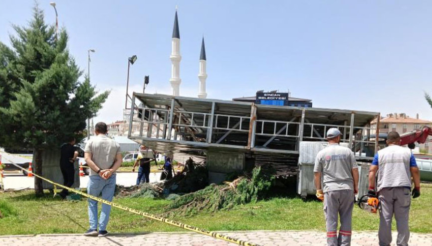 Durakta beklediği sırada üzerine pano düşen genç hayatını kaybetmişti... Validen açıklama Durakta beklediği sırada üzerine pano düşen genç hayatını kaybetmişti... Validen açıklama