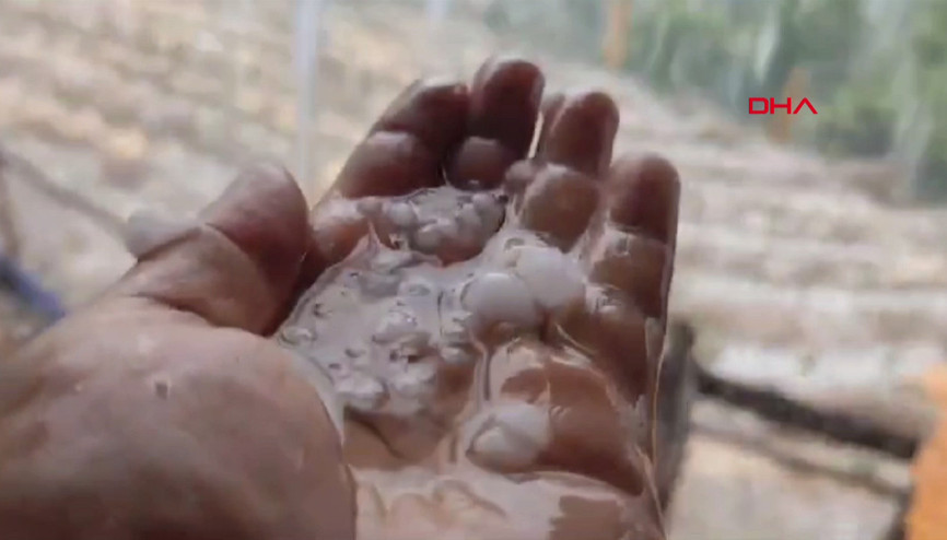 Adanada fındık büyüklüğünde dolu yağışı ekili alanları vurdu, yollarda taşkın oluştu