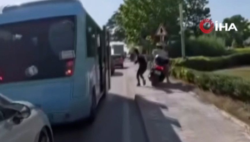 Motosikletlinin kaldırımdaki kadına çarptığı anlar kamerada