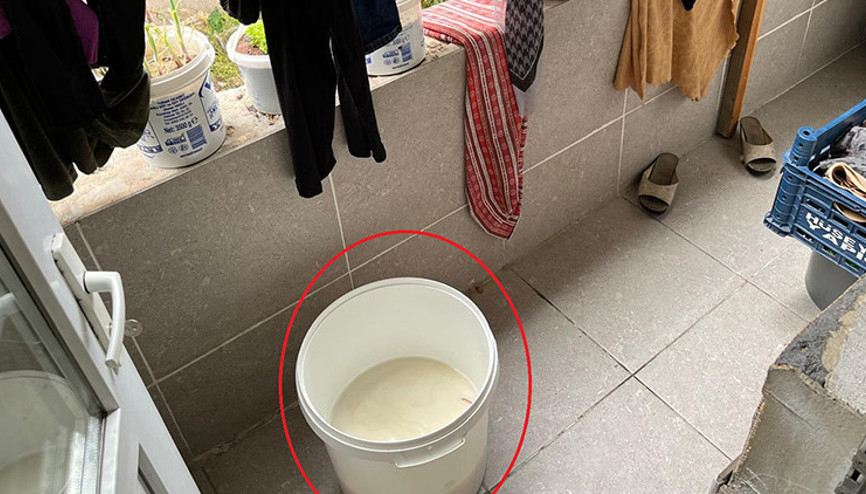 Süt dolu kovaya düşen bebeğin hayati tehlikesi sürüyor