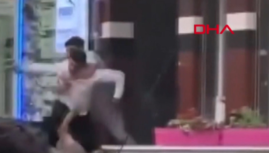 Üzerine atladığı silahlı saldırganı etkisiz hale getirdi Panik anları kamerada Üzerine atladığı silahlı saldırganı etkisiz hale getirdi Panik anları kamerada