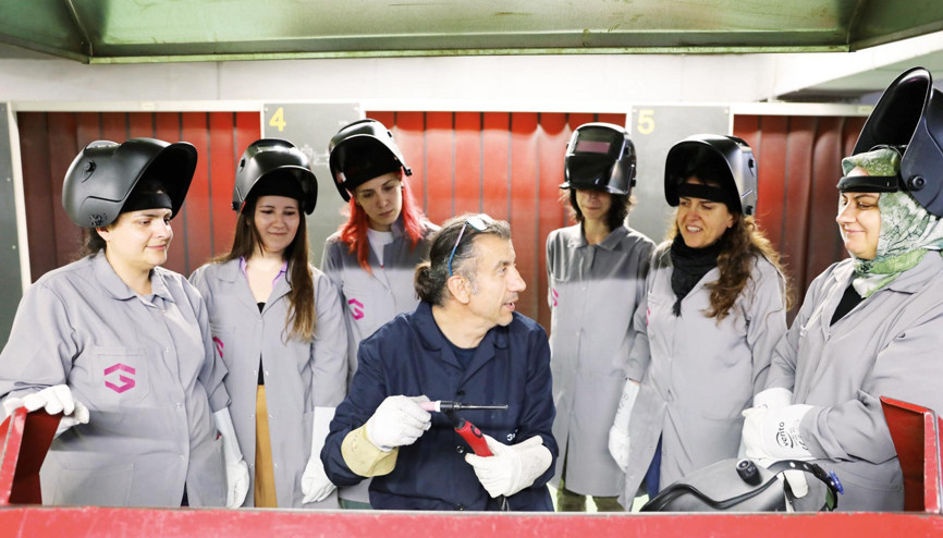 Kadınlar kaynak öğreniyor