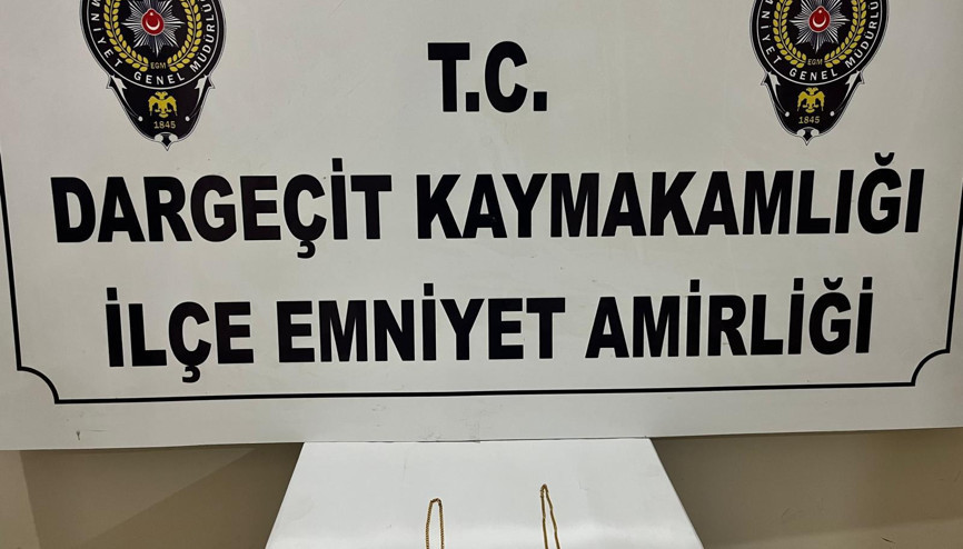 Kuyumcuları sahte altınla dolandıran 2 kadın şüpheli, suçüstü yakalandı