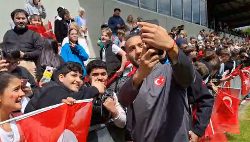 Almanyada A Milli Takım çılgınlığı 3000 kişi...