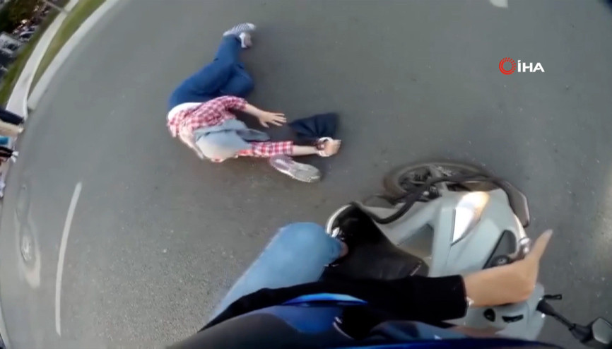 Kırmızı ışıkta yolun karşısına geçen yayaya motosikletin çarptığı anlar kamerada