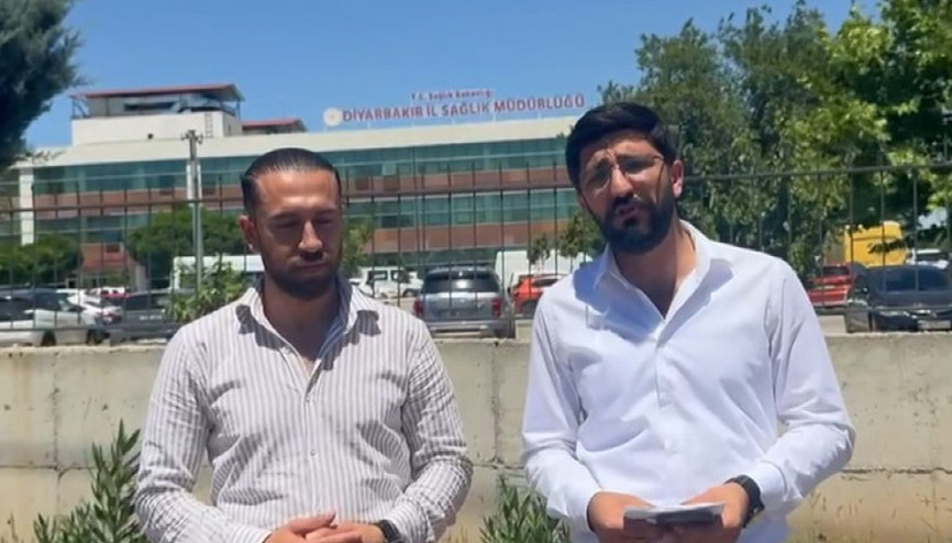 Yol isteyen ambulansın önünü kesip şoförü darbetti
