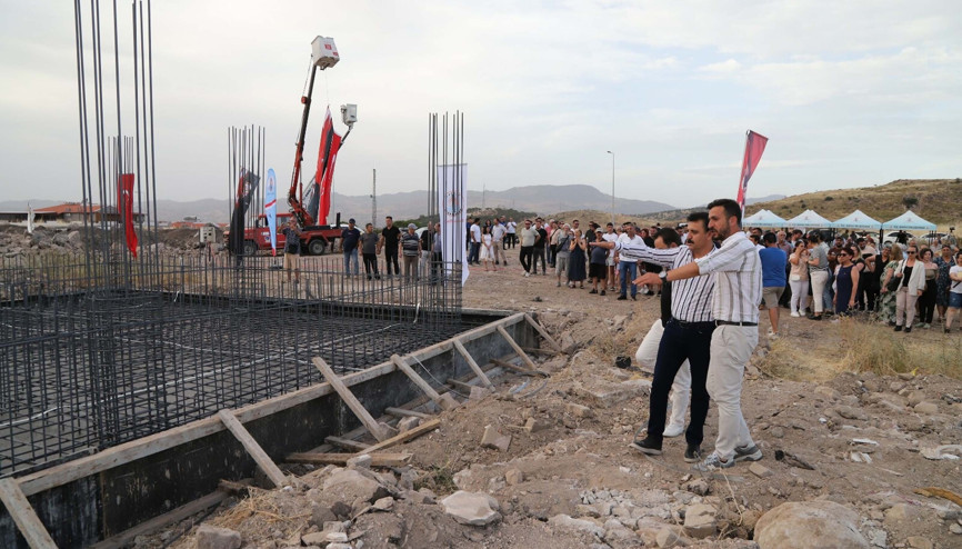 Dikilide düğün salonu temeli atıldı