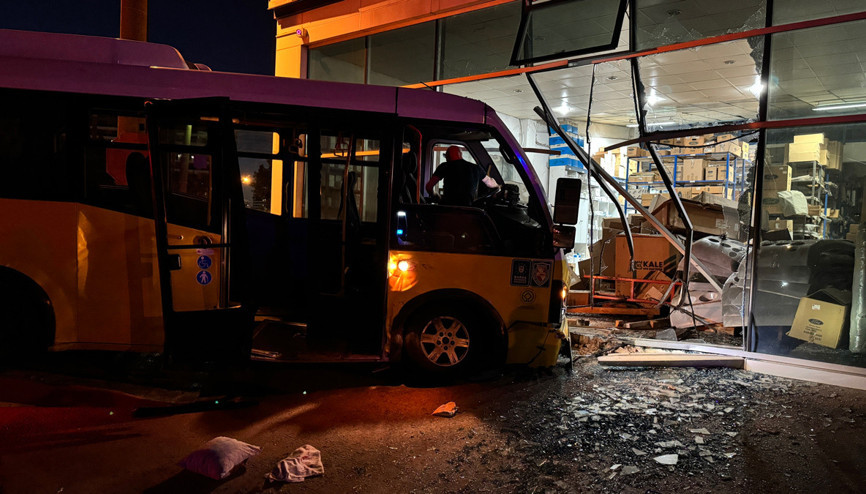 Bursada yolcu minibüsü ve otomobil çarpıştı 10 kişi yaralandı