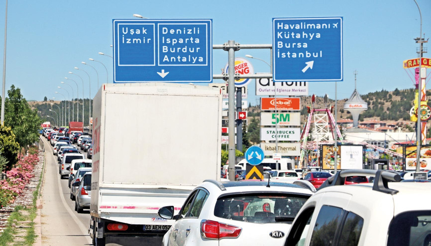 Büyük göç trafiği kilitledi