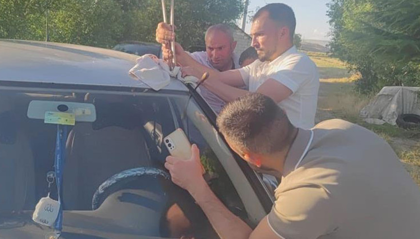 Arabada mahsur kalan çocuk için seferber oldular