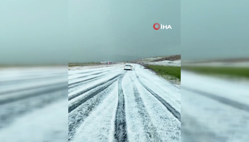 Ardahanda dolu yağışı: Karayolu beyaza büründü